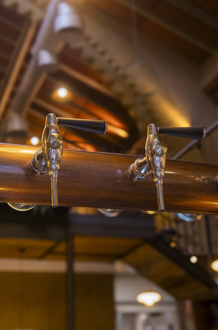 Detall dels tiradors de cervesa de la barra
