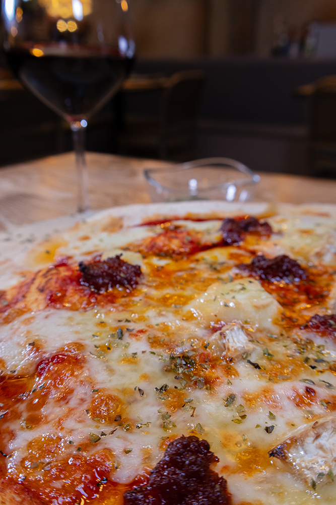 Brie pizza with jam