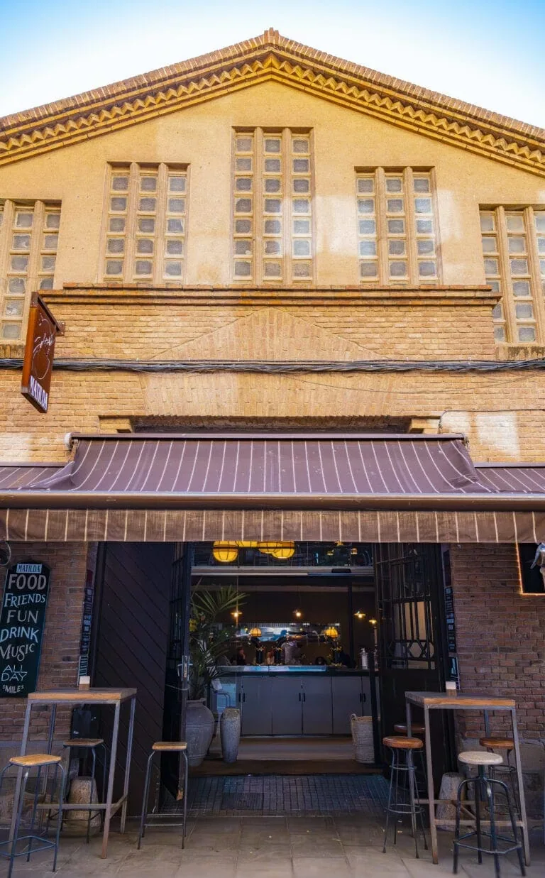 Façana d'accés al restaurant sota el tendal