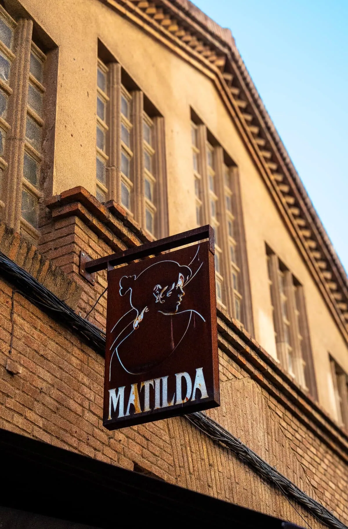 Rètol d'acer corten amb el perfil de Matilda a la façana
