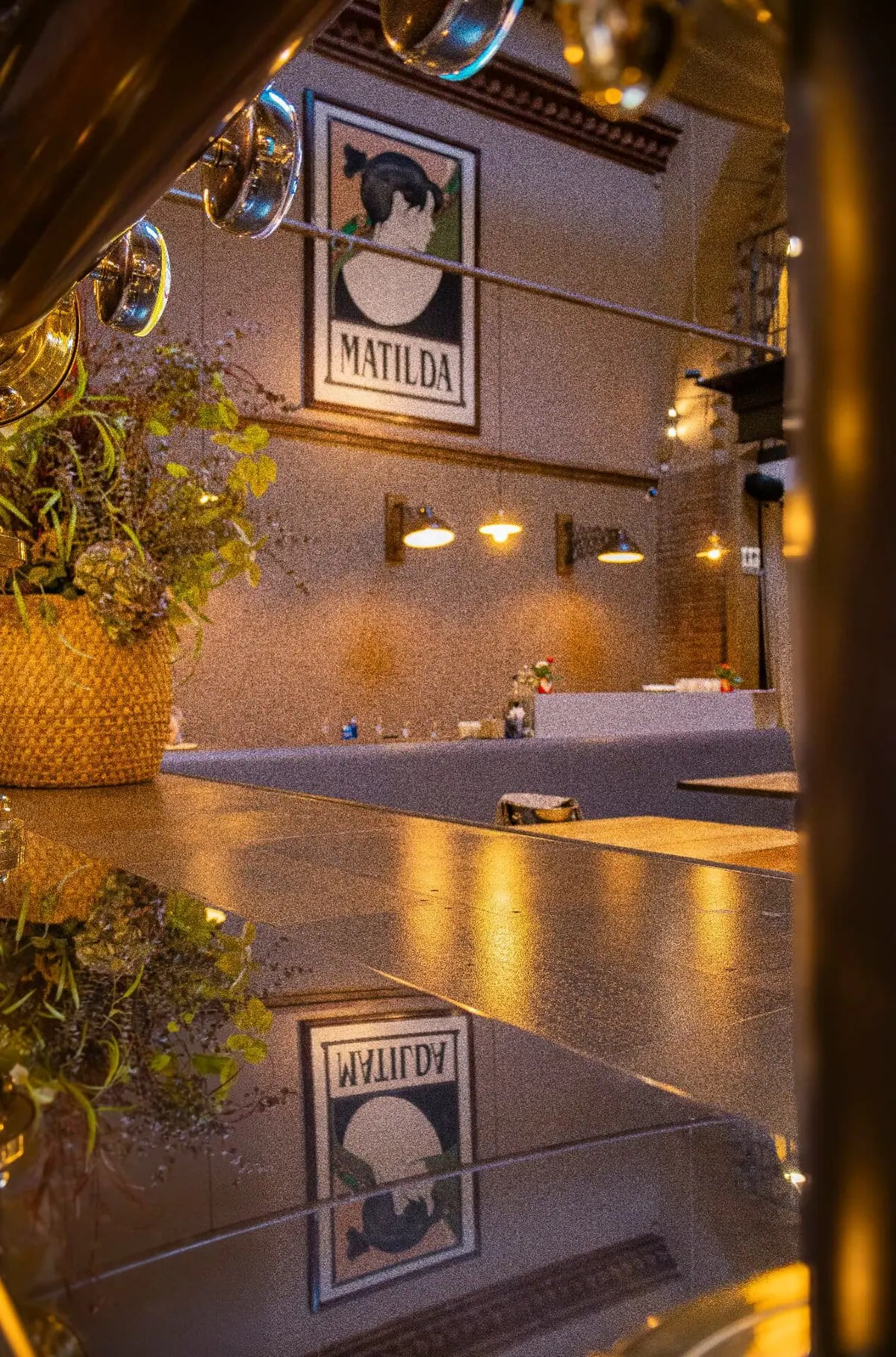 Barra del restaurant amb el cartell de Matilda reflectit