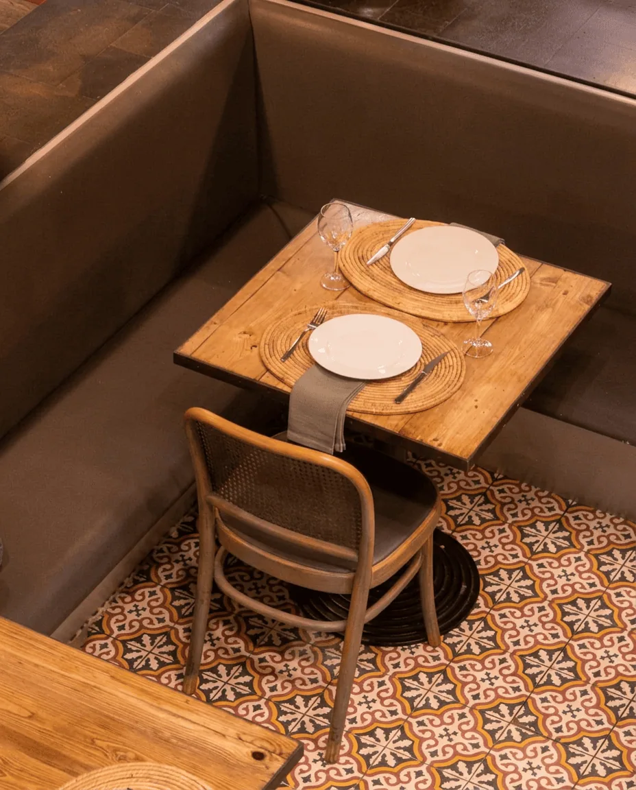 Detalle de mesa, silla y baldosa hidráulica